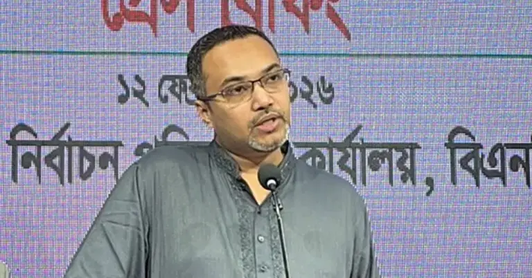 কথা বলছেন মাহদী আমিন